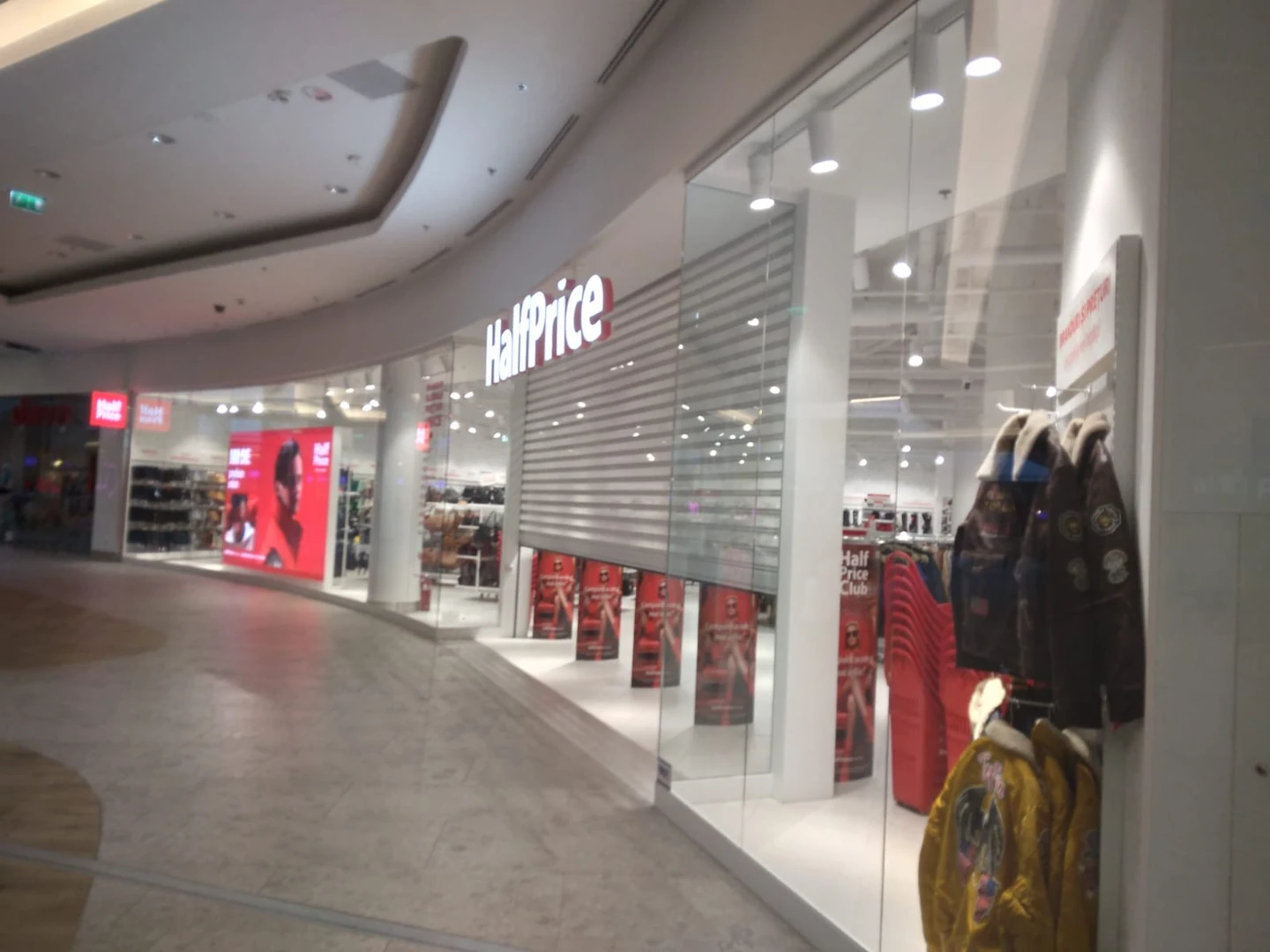 Vitrine de sticlă și galerie într-un centru comercial.