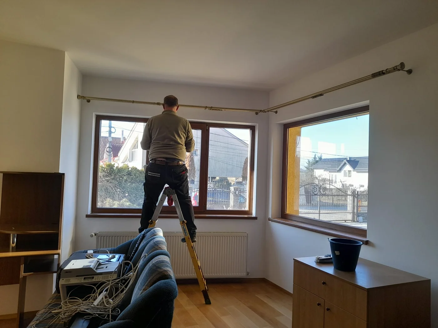 Curățarea geamurilor din interiorul unei locuințe.